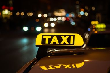 Найменування країн з найвищою та найнижчою вартістю таксі: позиція України (інфографіка)