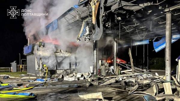 АЗС по всій трасі від Харкова до Полтави знищено Росією, як повідомив депутат обласної ради