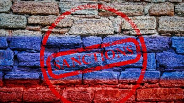ЄС наклав обмеження на 33 російські банки, заборонивши їм доступ до SWIFT. 7
