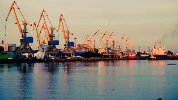 Maersk зупиняє роботу в порту "Чорноморськ" через російські обстріли 12 Maersk зупиняє роботу в порту "Чорноморськ" через російські обстріли 12