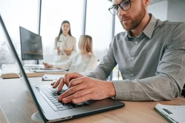 Які IT-спеціальності найчастіше отримують зарплату від 5000 доларів?