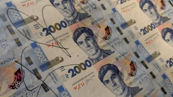 Нацбанк дозволить банкам підготувати банкомати та платіжні термінали до введення нової купюри 2000 гривень. 2
