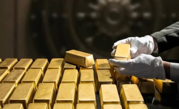 Золото утримує позиції після тижневого зростання