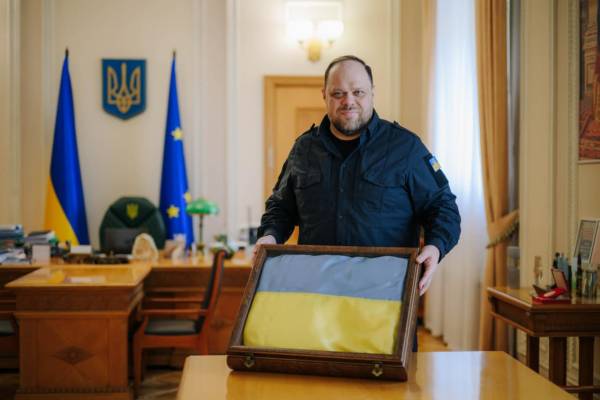 Прапор Незалежності майорить знову: тисячі стягів для порятунку життів 10 Прапор Незалежності майорить знову: тисячі стягів для порятунку життів 10