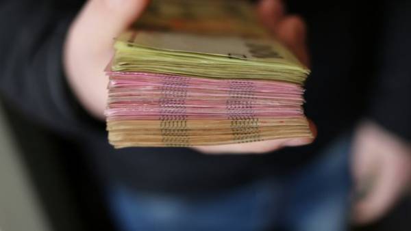 Зарплати українців впали: Держстат повідомив про зменшення середньої зарплати 1