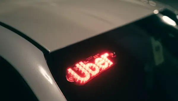 Uber дозволить батькам контролювати поїздки дітей через камери водіїв