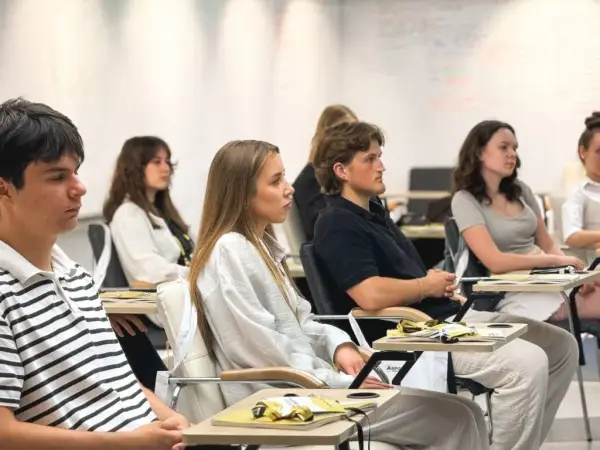 Aurora Students: Як літня школа виховує майбутніх лідерів 6