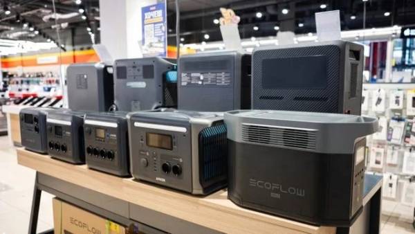 Зростання попиту на павербанки та зарядні станції: українці готуються до відключень світла