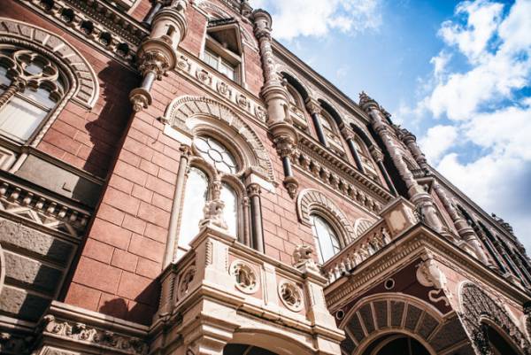 Нацбанк шостий тиждень поспіль зливає мільярди валюти на міжбанку