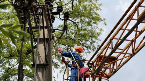 Запоріжжяобленерго” під російськими атаками: понад 100 пошкоджень мереж