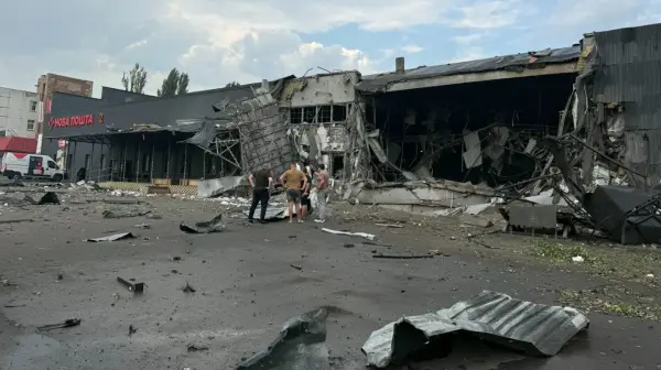 Російський удар по сортувальному центру “Нової пошти” в Києві