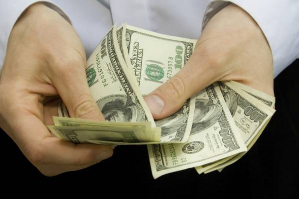 Грошові перекази українців за кордон скоротилися на 5% 2