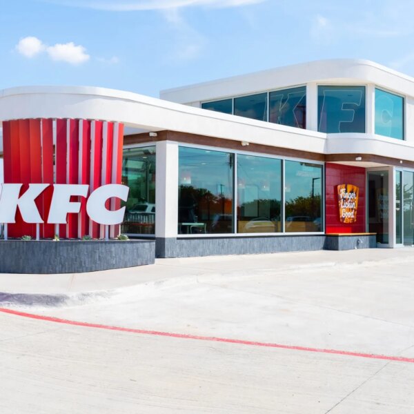 KFC пригощає сніданком, боба-чаєм та шкарпетками з куркою