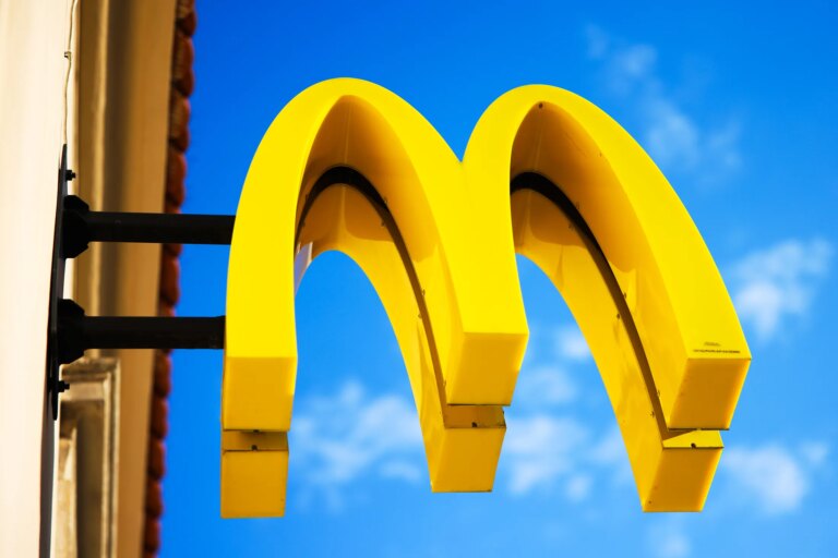 50 років тому влаштувався до McDonald's, а тепер володіє шістьма ресторанами 13