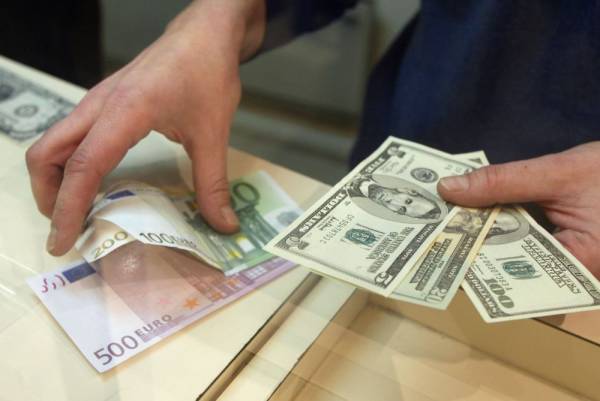 Українці скупили валюти на $600 мільйонів у серпні
