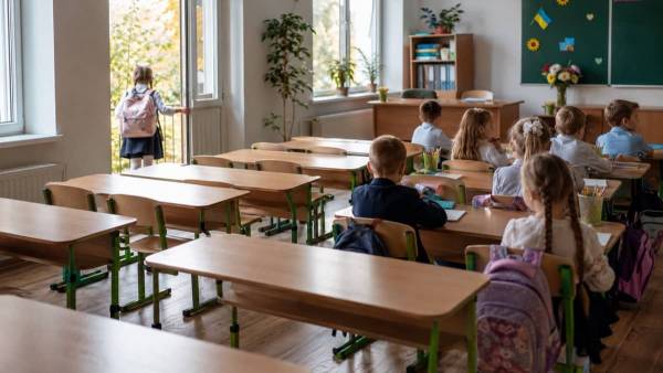Дітей в українських школах стає менше: перші класи знову порожніють